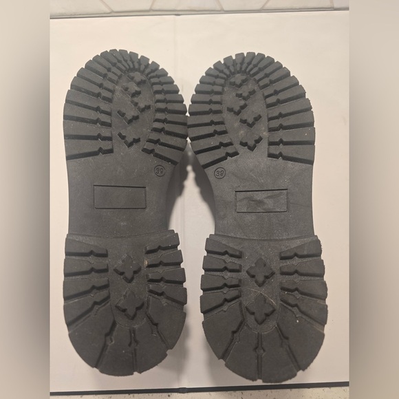 Rizzoli Woman’s Black Suede Slip On Loafers With Gold Buckle Size 6.5 - 39 - Picture 8 of 9